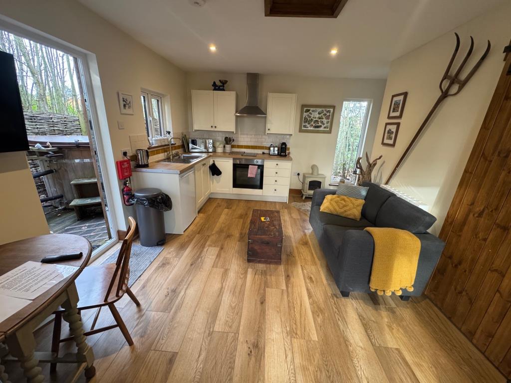 Lot: 43566 - COUNTRY ESTATE COMPRISING 5 BEDROOM MANOR HOUSE, WEDDING VENUE WITH 7 BEDROOM HOUSE, 6 ECO LODGES, 5 COTTAGES, 2 TENNIS COURTS, WORKSHOP AND ANCILLARY ACCOMMODATION - SET IN OVER 20 ACRES - Badger Lodge-kitchen-living room